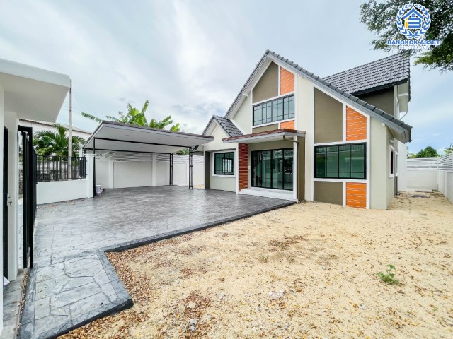 *****บ้านเดี่ยวมือสอง นนทบุรี ม.กฤษดานคร10 รัตนาธิเบศร์ เนื้อที่กว้างขวางมากถึง 71 ตร.ว. ฟังก์ชัน 4 ห้องนอน 4 ห้องน้ำ ที่จอดรถ 3 คัน บ้านสวย ตกแต่งสไตล์โมเดิร์น พร้อมเข้าอยู่ได้ทันที! โครงการตั้งบนทำเลแห่งการเดินทาง ใกล้รถไฟฟ้าสายสีม่วง "สถานีสามแยกบางใหญ่" และจุดขึ้นทางด่วน "กาญจนาภิเษก" จองด่วน!